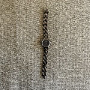 Vintage Guess Ladies quartz watch round face